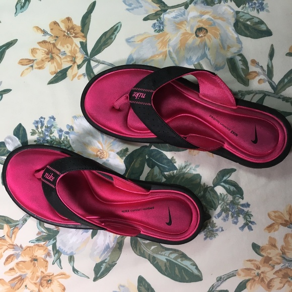 hot pink nike flip flops